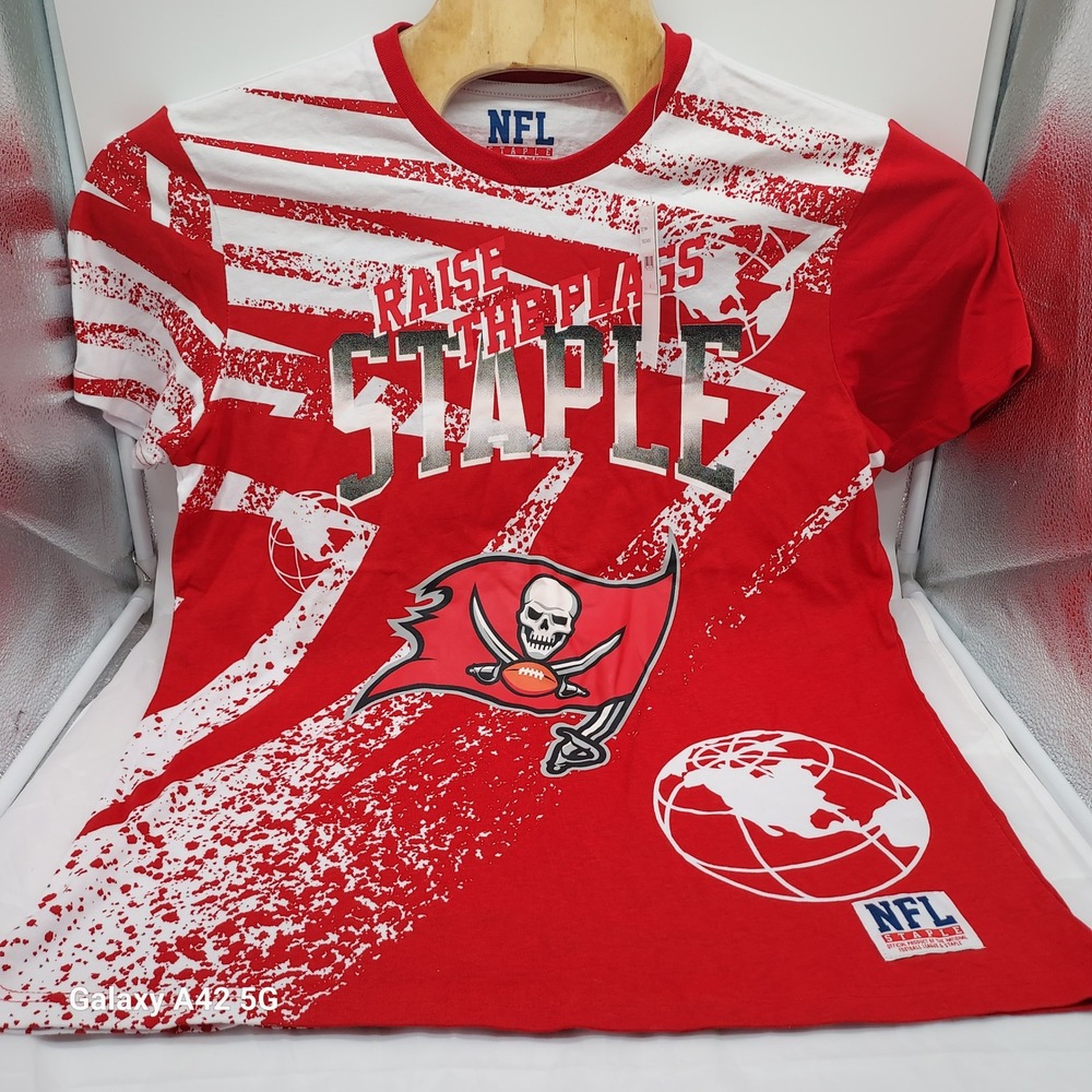 NFL Staple Tampa Bay Buccaneers Raise The Flags Graphic T-Shirt Red White Mens M